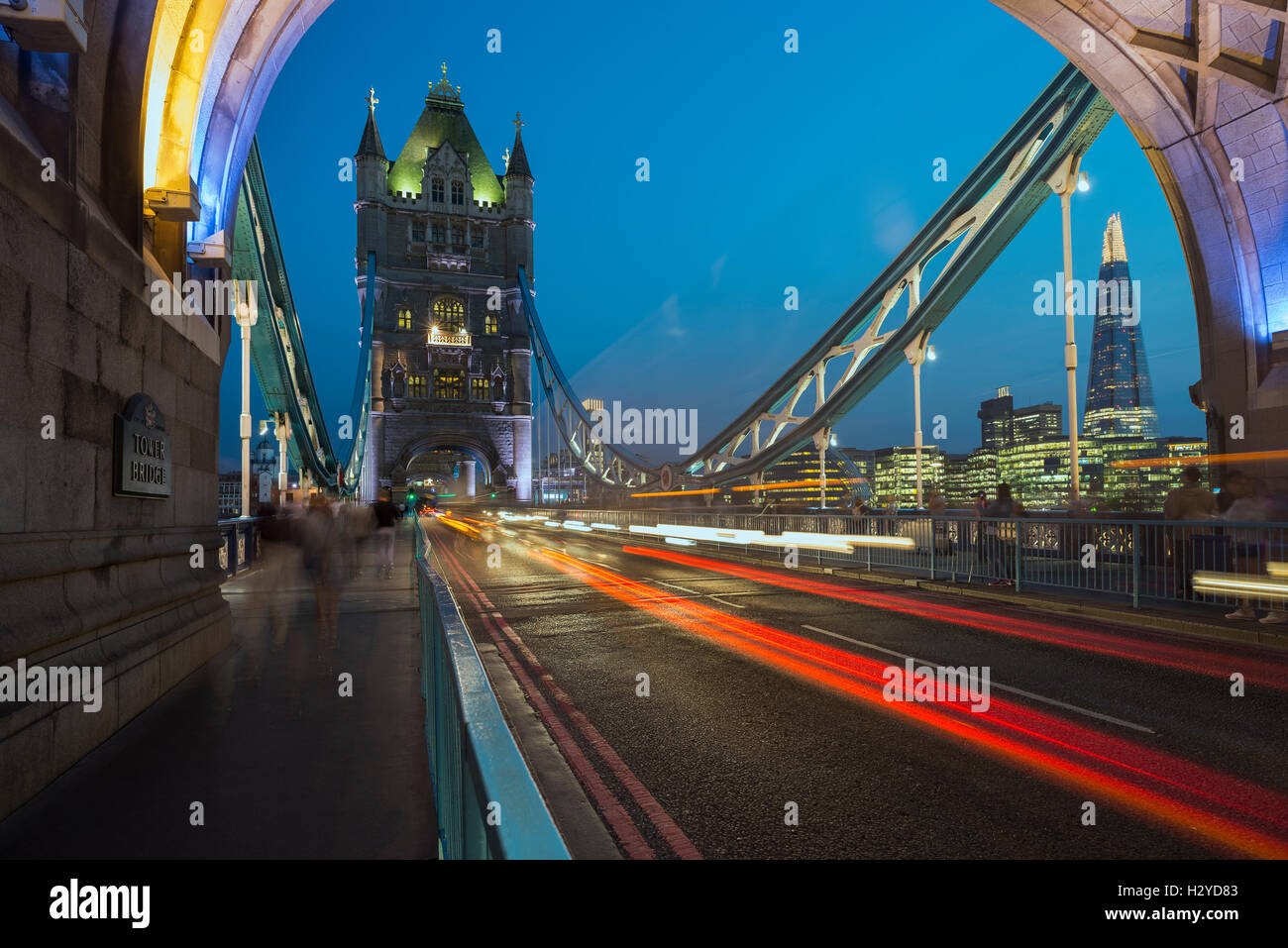 Skyline von Southwark mit dem Shard und Glanz des Verkehrs auf die Tower Bridge über die Themse in der Abenddämmerung, London, UK Stockfoto