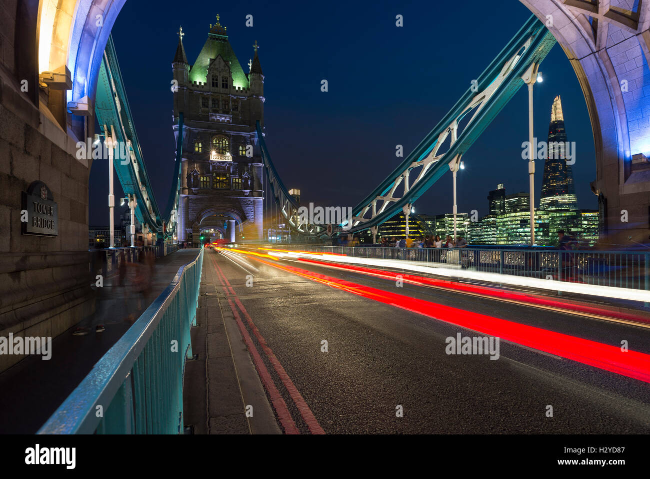 Skyline von Southwark mit dem Shard und Glanz des Verkehrs auf die Tower Bridge über die Themse bei Nacht, London, UK Stockfoto