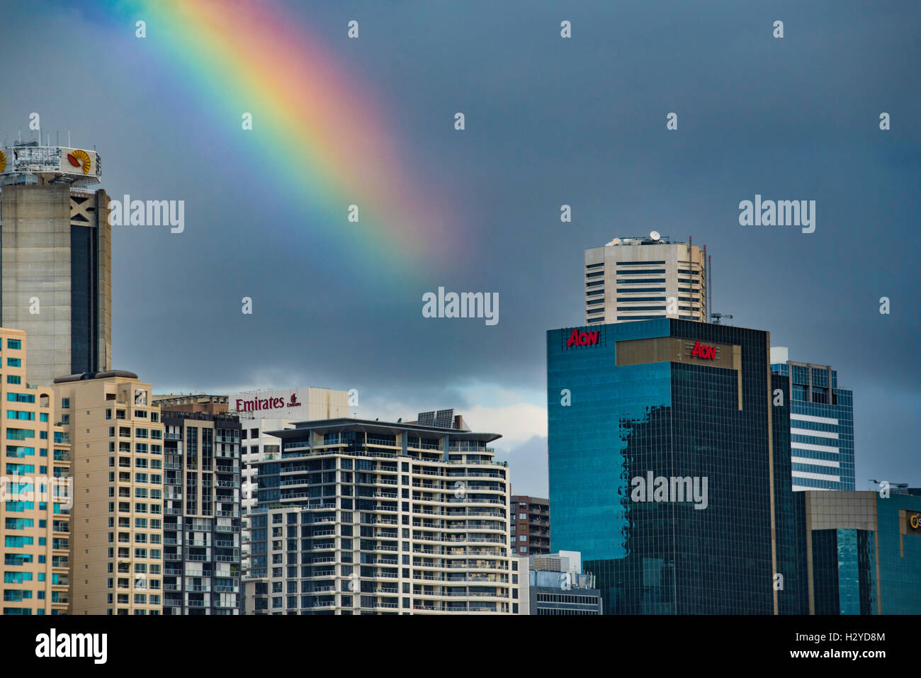 Ein Regenbogen zeigt auf den AON-Turm in Sydney Australien an einem stürmischen Tag Stockfoto