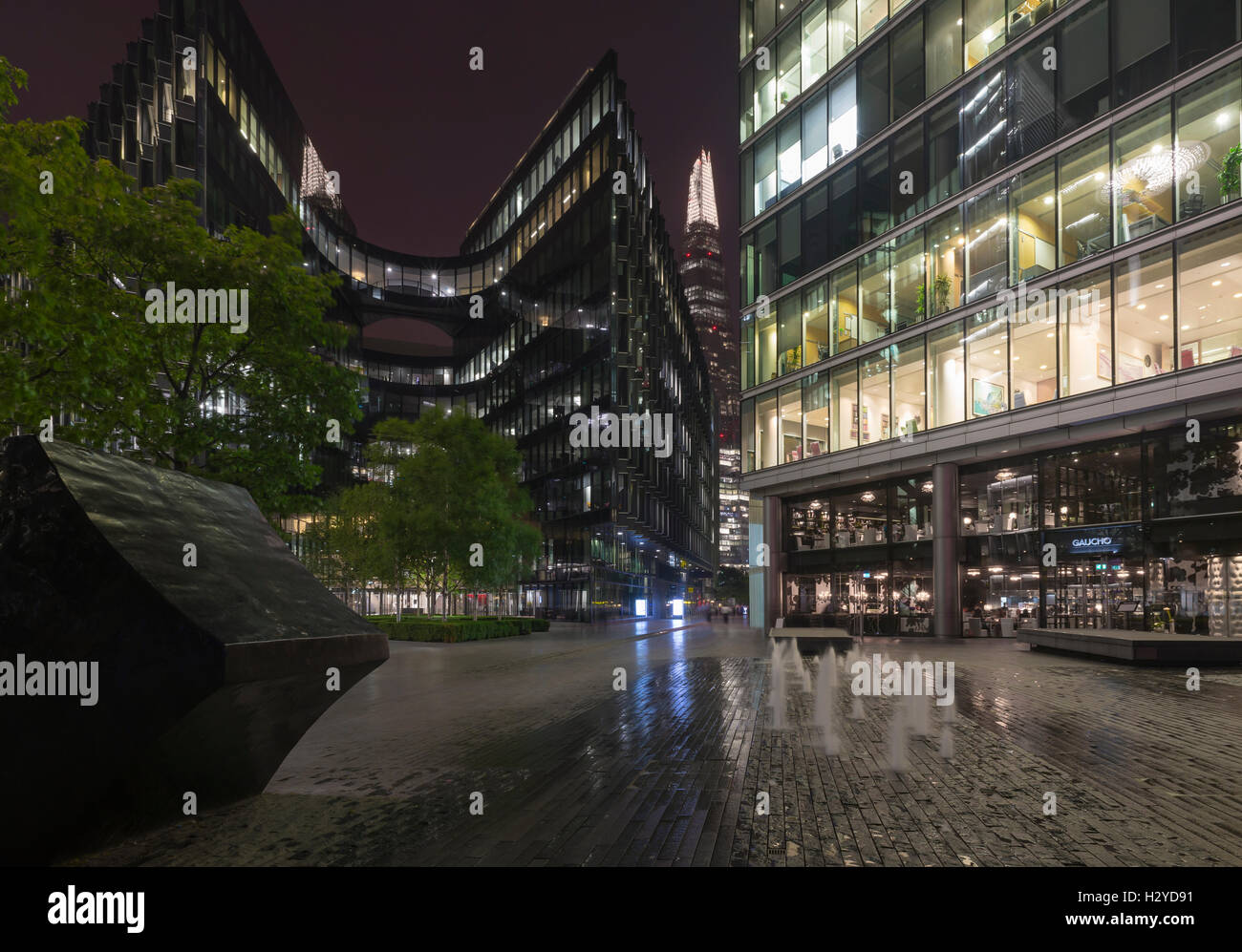 Nachtansicht des More London riverside mit Kunstwerken, Brunnen, Fassaden, Bürogebäuden und The Shard Wolkenkratzer, Southwark, London Stockfoto