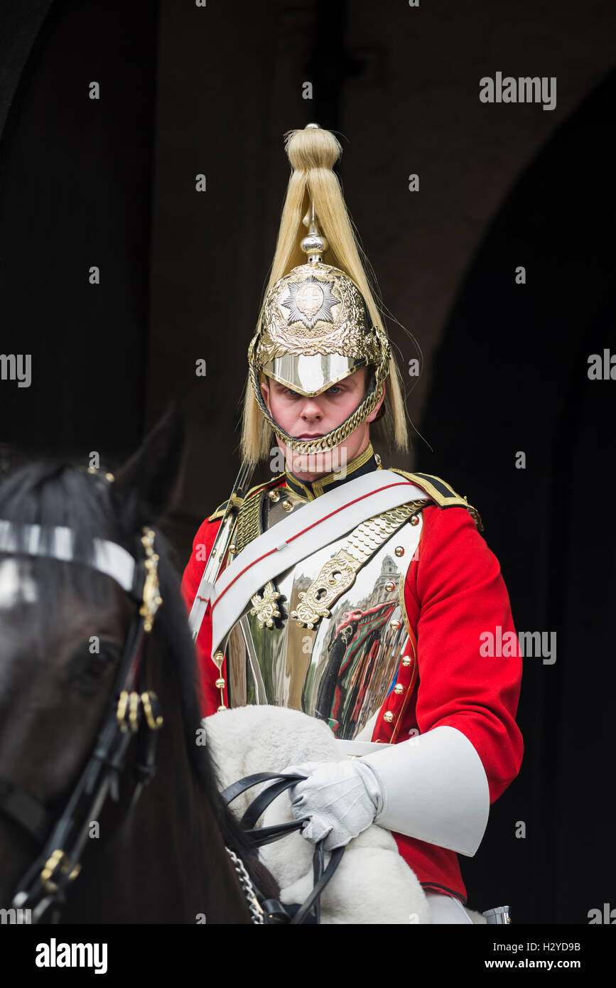 Porträt einer berittenen Soldaten des Haushalt Kavallerie montiert Regiments an der Horse Guards Gebäude in London, Großbritannien Stockfoto
