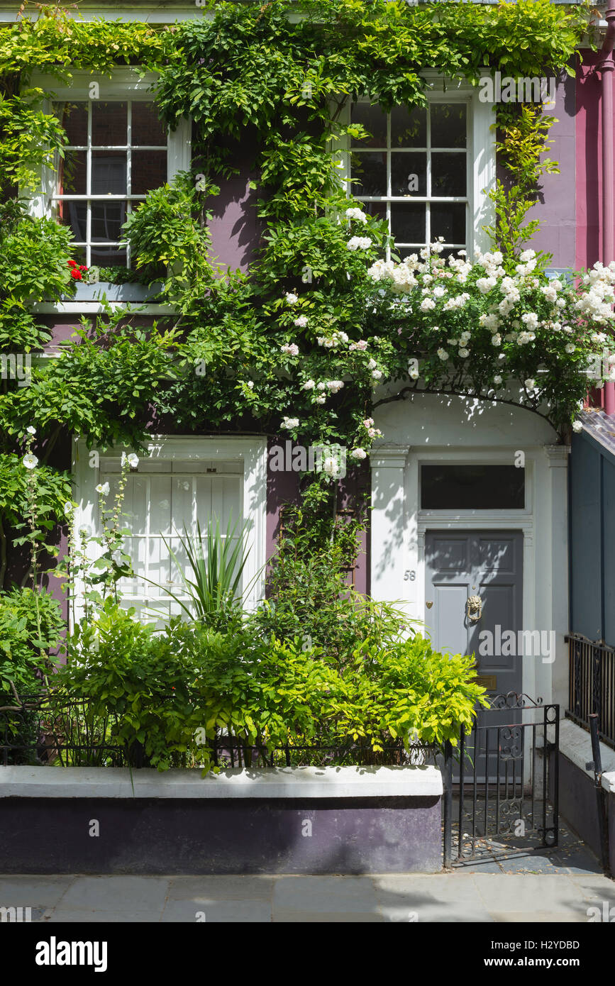 Bunt und überwucherten georgianische Architektur Fassaden an der Portobello Road in Notting Hill im Sommer, London, UK Stockfoto