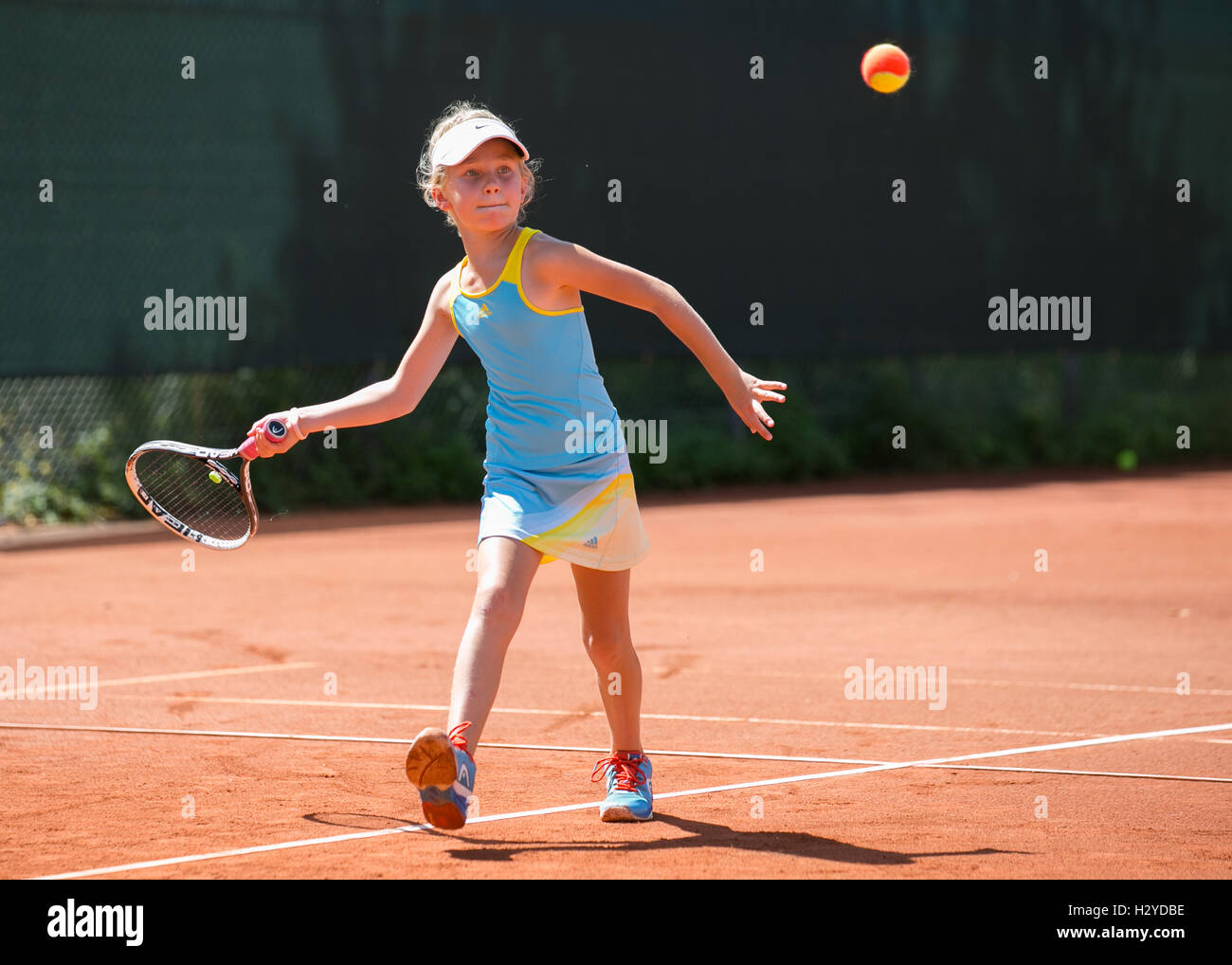 Tennis-Turnier für Kinder 9-12 Jahren Stockfoto