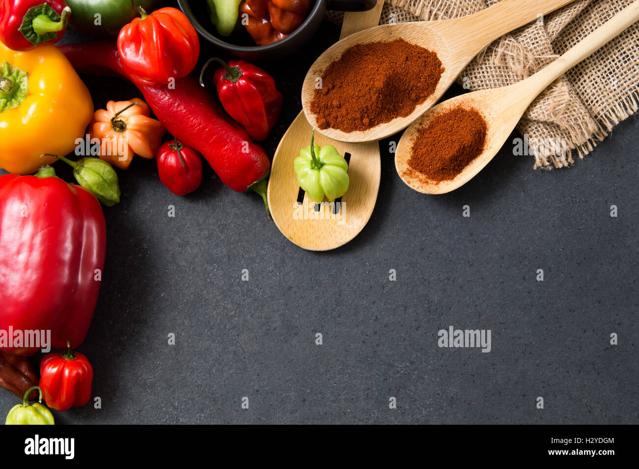 Komposition mit verschiedenen Arten von frischem Paprika erstellt. Foto enthält ein Exemplar Stockfoto