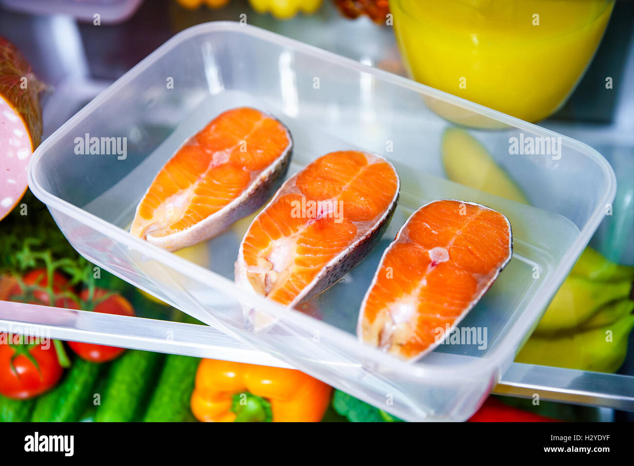 Roher Lachs Steak in den offenen Kühlschrank Stockfoto