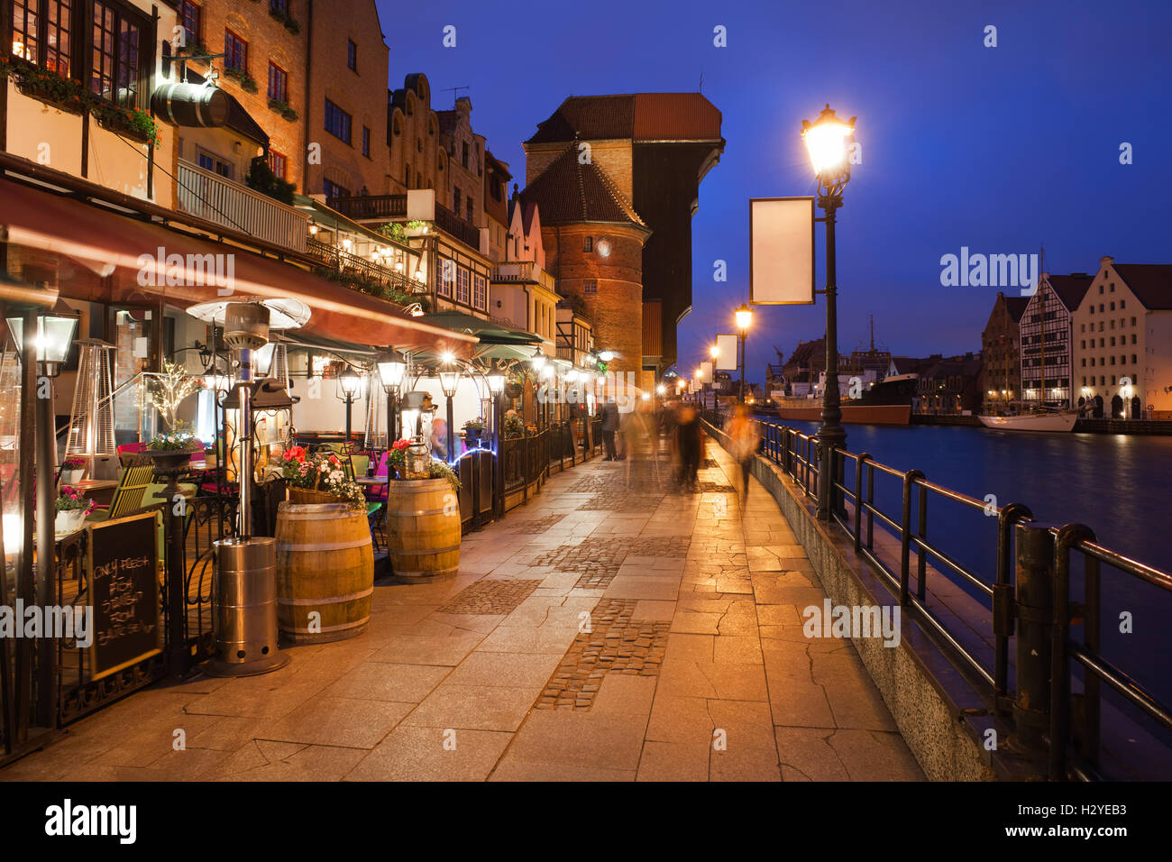 Städtereise in die Altstadt von Danzig bei Nacht in Polen, Europa, Uferpromenade (Dlugie Pobrzeze Straße) mit Cafés, Restaurants Stockfoto