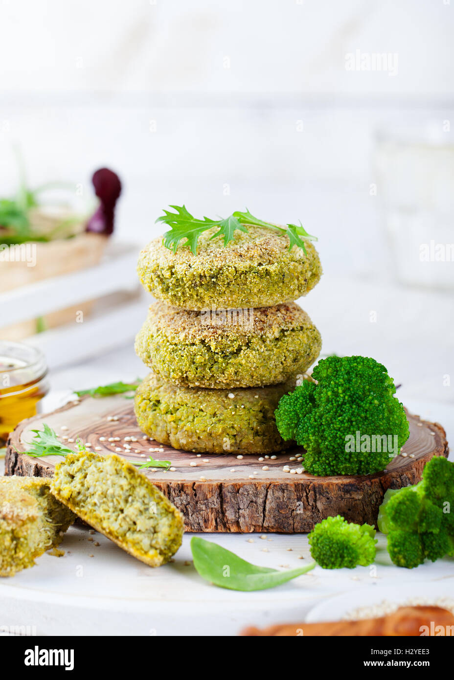 Gesunde vegane Burger mit Brokkoli, Spinat Patty Stockfoto