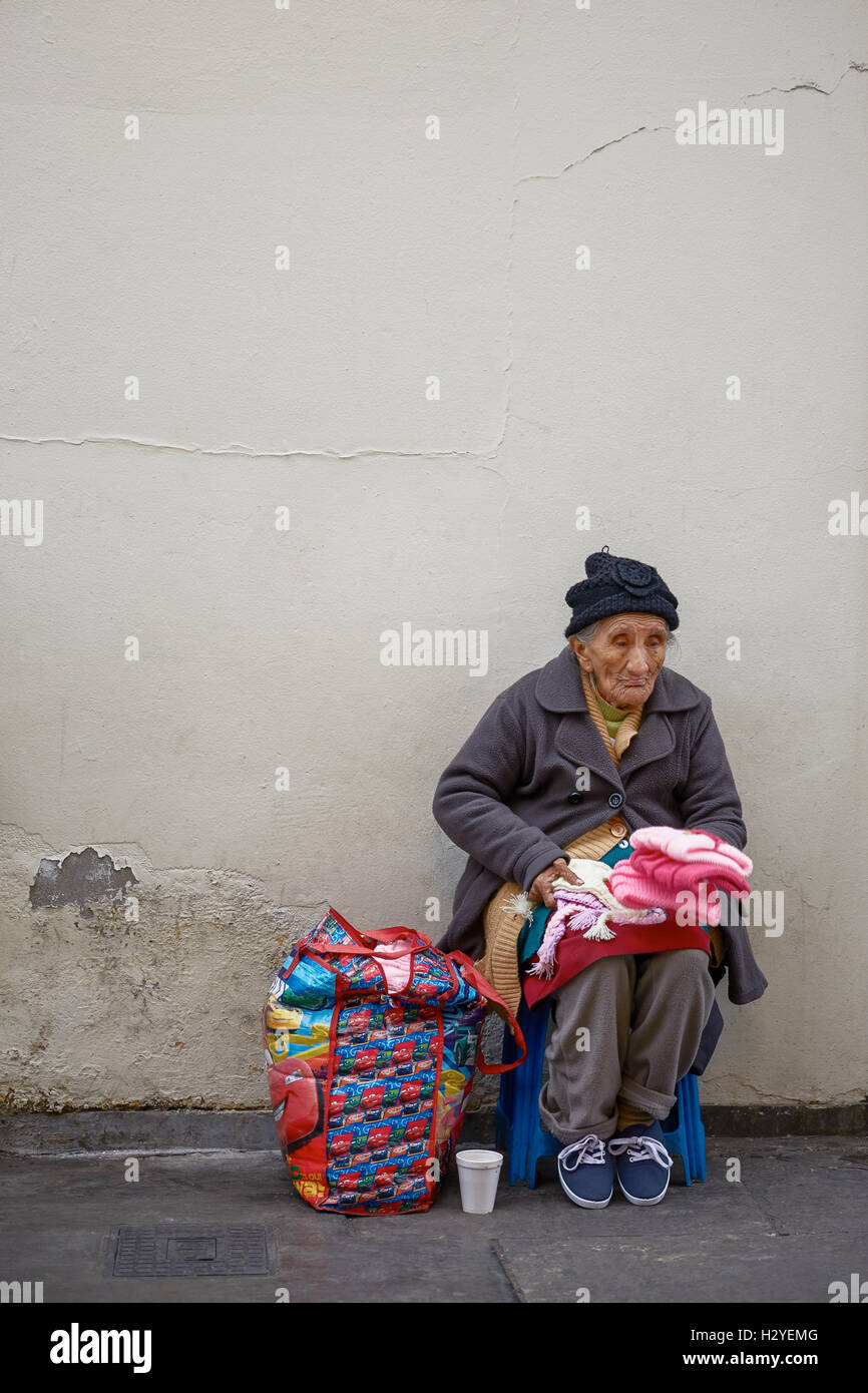 Alte Frauen verkaufen die Kleidung auf der Straße von Lima, Peru Stockfoto