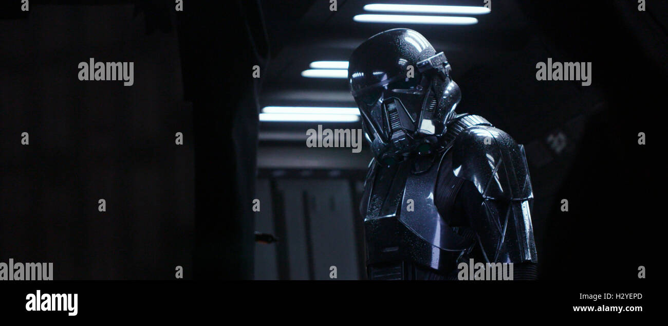 Datum der Freigabe: 16. Dezember 2016 Titel: Rogue One aka eine Star Wars Geschichte STUDIO: Lucasfilm Direktor: Gareth Edwards PLOT: Rebellen machte sich auf eine Mission, die Pläne für den Death Star Darsteller zu stehlen: Deathtrooper hinter den Kulissen am Set während der Produktion (Credit Bild: C Lucasfilm/Unterhaltung Bilder /) Stockfoto