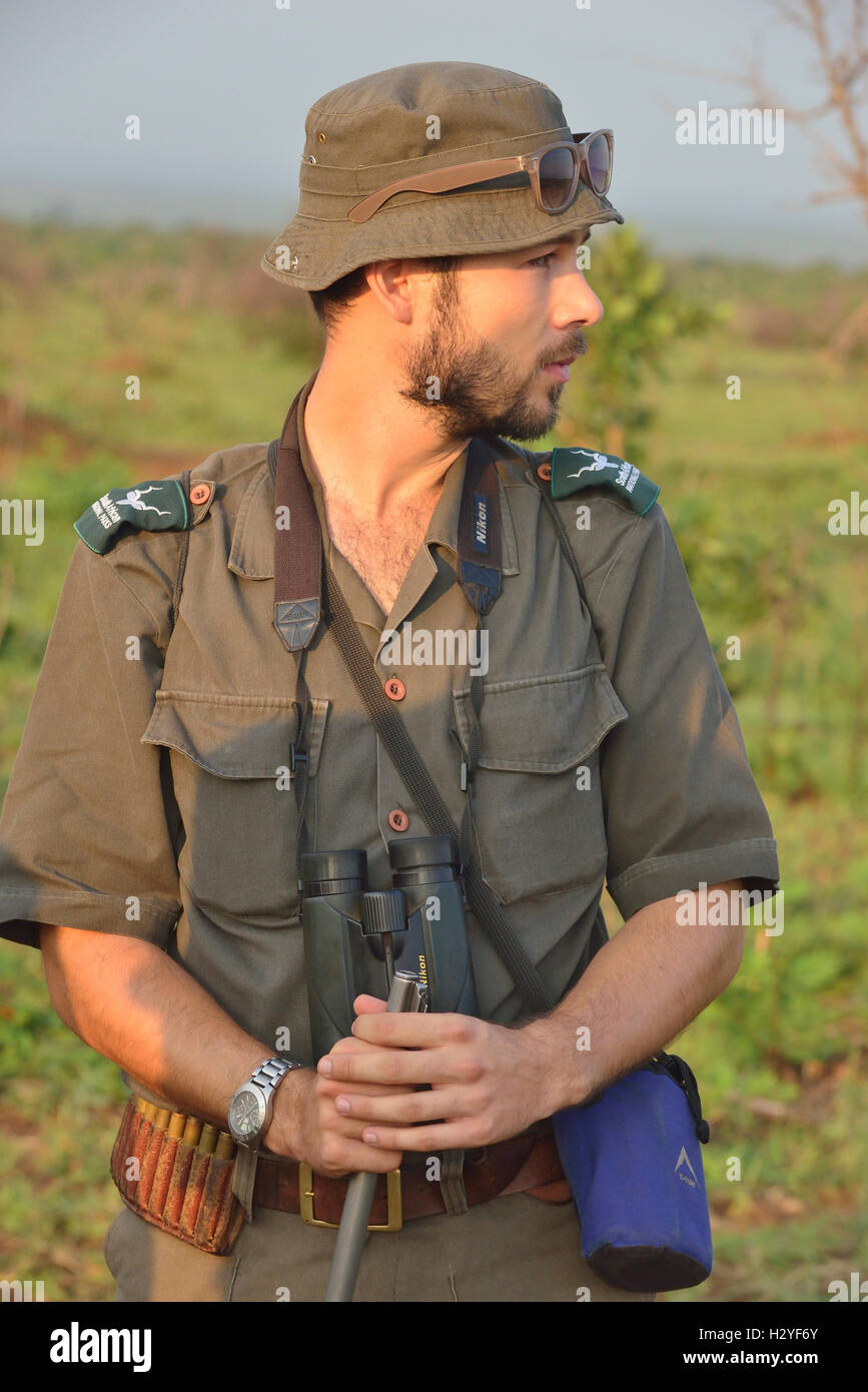Ranger auf einem 5-m-Buschwandergang (Spaziergang vor den elektrischen Zäunen der Lager), der Nashörner und wilde Tiere im Kruger National Park, Südafrika, seufzt Stockfoto