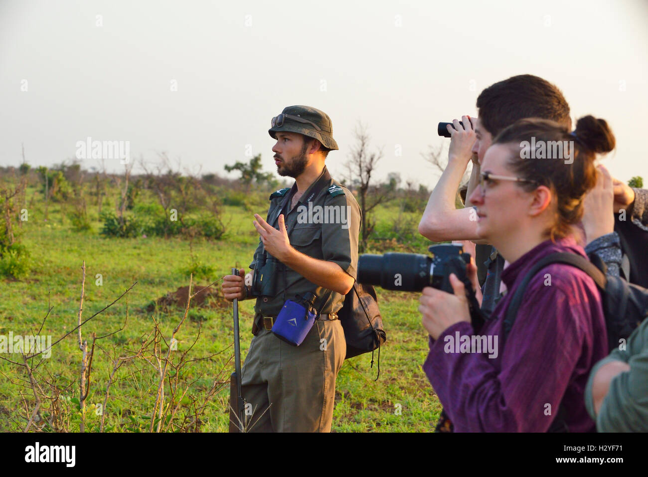 Ranger und Reisegruppe auf einem Buschwanderweg von 5 Uhr (Spaziergang vor den elektrischen Zäunen der Lager), die wilde Tiere seufzt, Kruger National Park, Südafrika Stockfoto