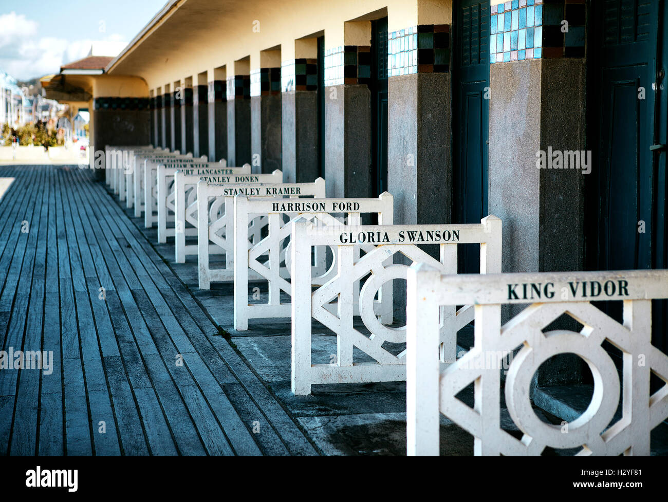 Strand-Schränke mit Schauspieler Namen in Promenade des Planches in Deauville Normandie Frankreich Europa im Herbst Stockfoto