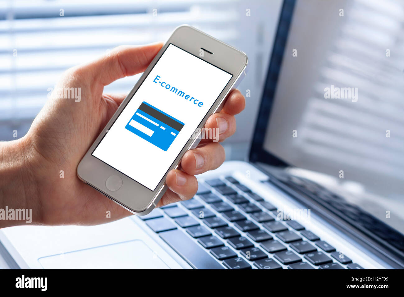 Smartphone-app verwenden für e-Commerce mit Kreditkarte Stockfoto