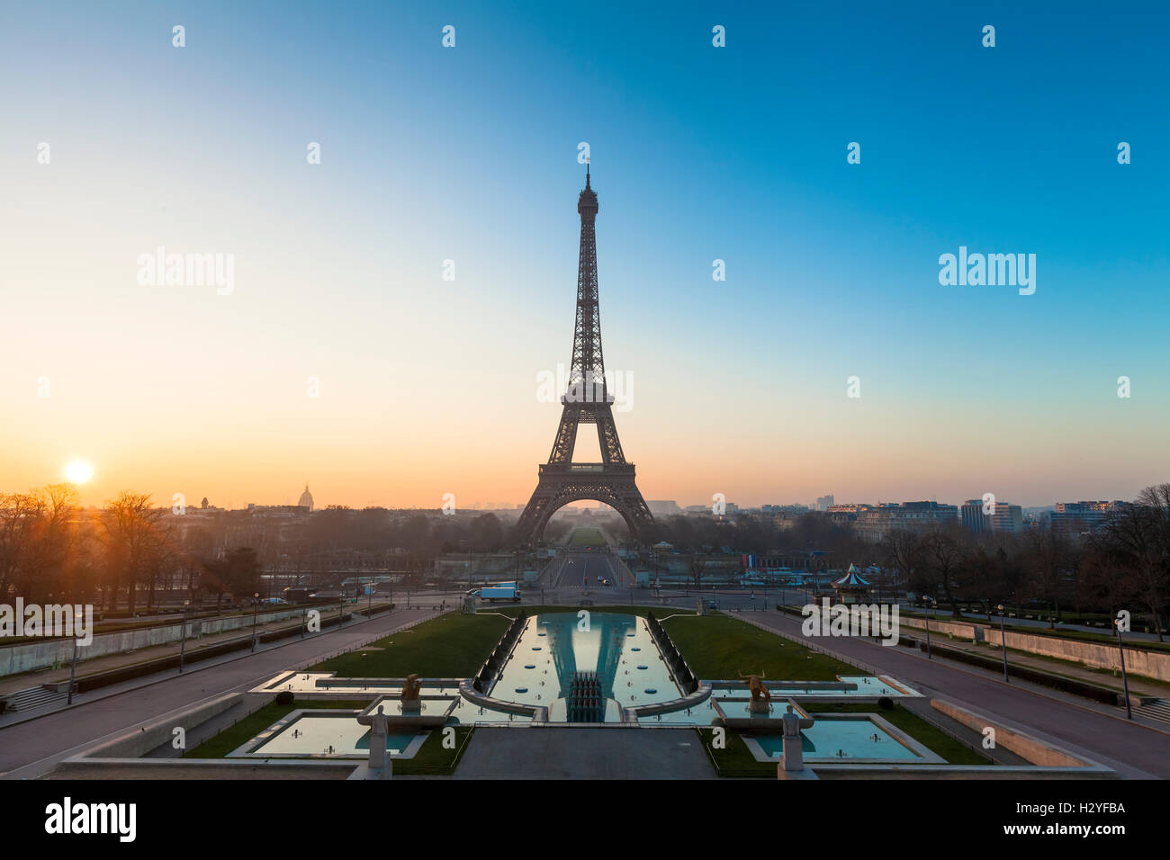 Sonnenaufgang am Eiffelturm in Paris, Frankreich Stockfoto