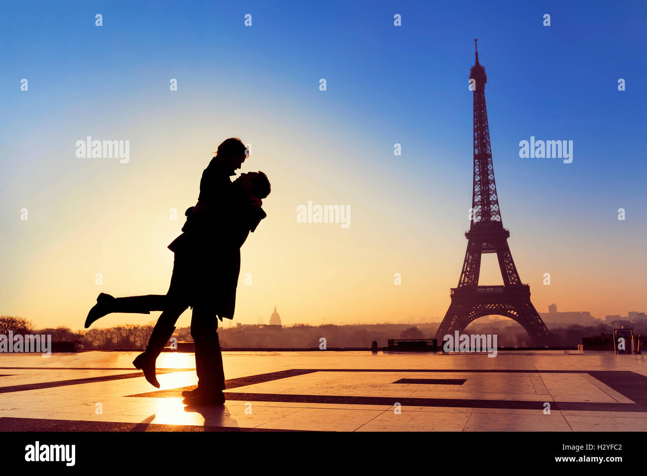 Silhouette des jungen Paares in der Liebe mit Eiffelturm in Paris, Frankreich Stockfoto