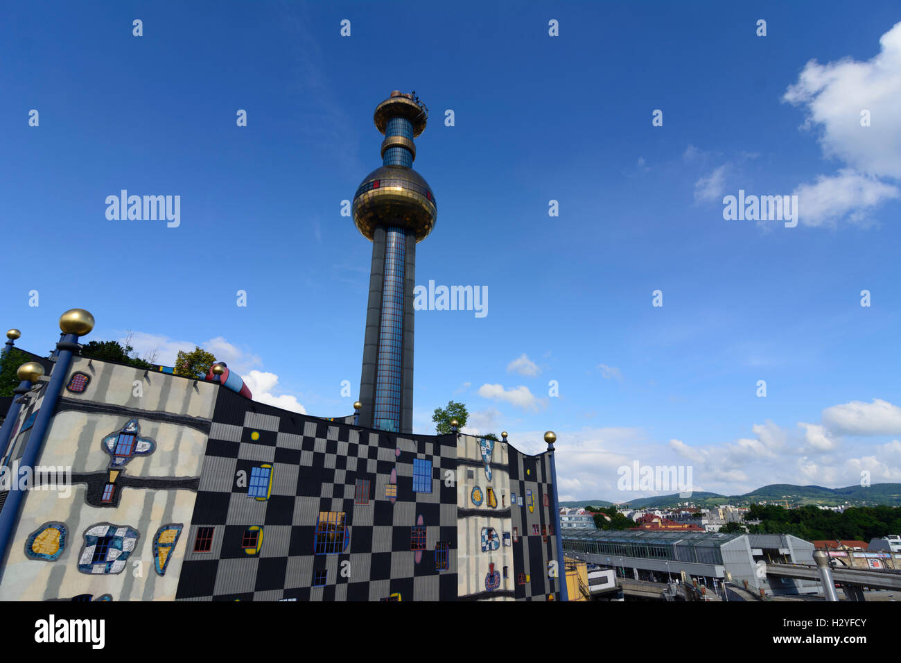 Wien, Wien: Design Spittelau Müllverbrennungsanlage, überflüssige Aktion Pflanze, Fernwärme Wien, Friedensreich Hundertwasser, 09. Stockfoto