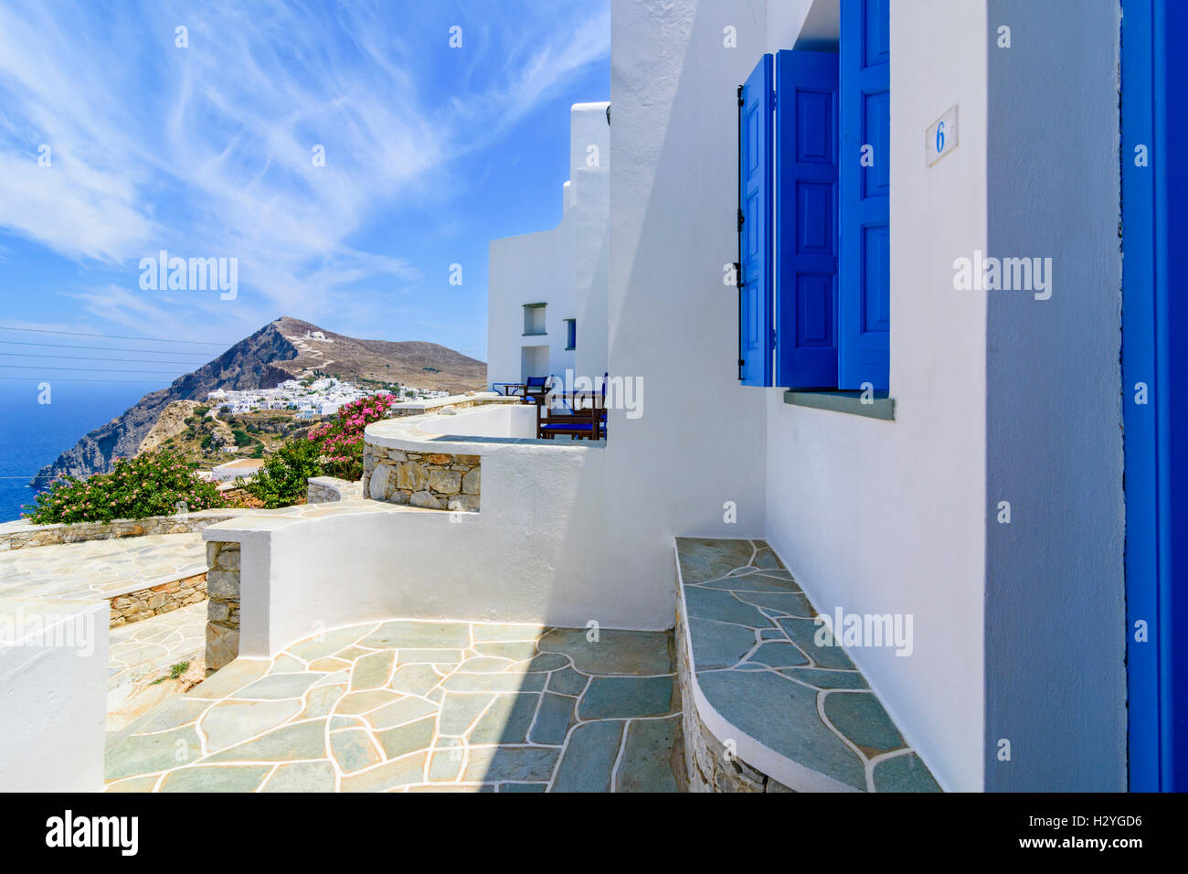 Blick in Richtung Chora Folegandros aus einer blauen und weißen griechischen Insel bauen, Folegandros, Kykladen, Griechenland Stockfoto