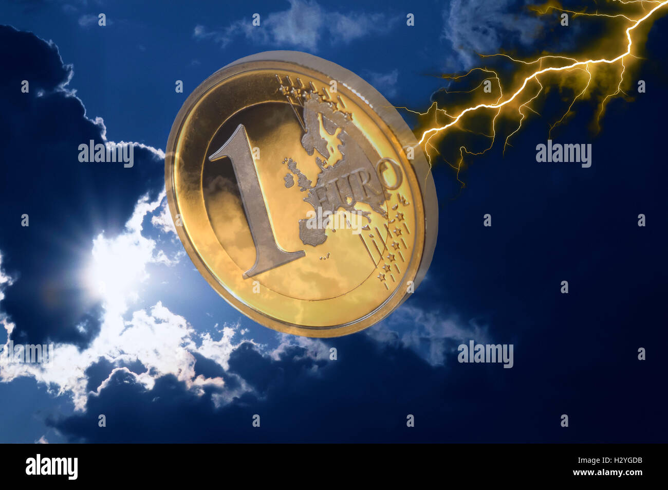 Euro, Euro-Münze, Blitz, Wolken, Finanzkrise, Finanzmarkt Stockfoto