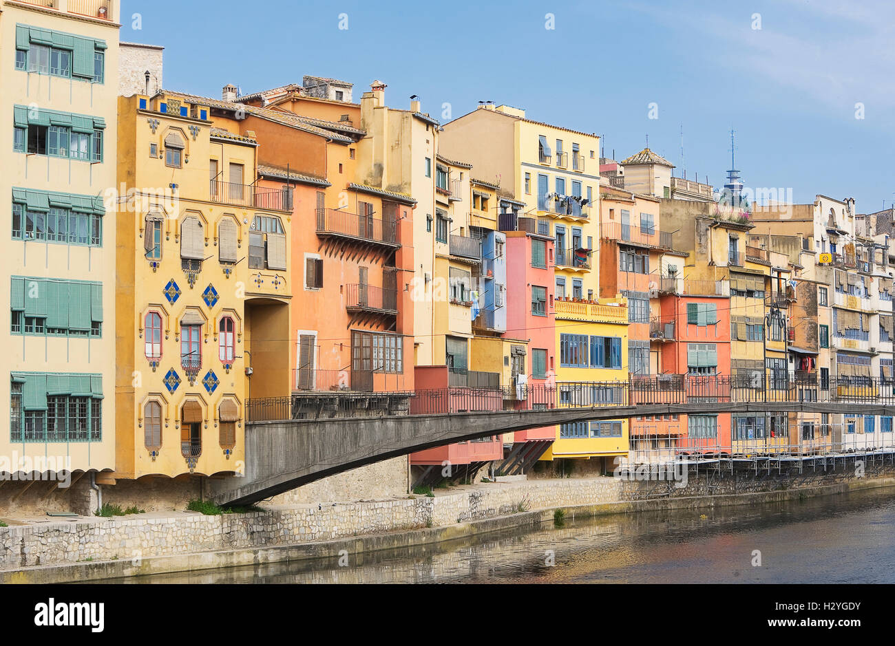 Bunte Häuser auf dem Fluss Onyar mit Pont de Sant Feliu, Girona, Katalonien, Spanien Stockfoto