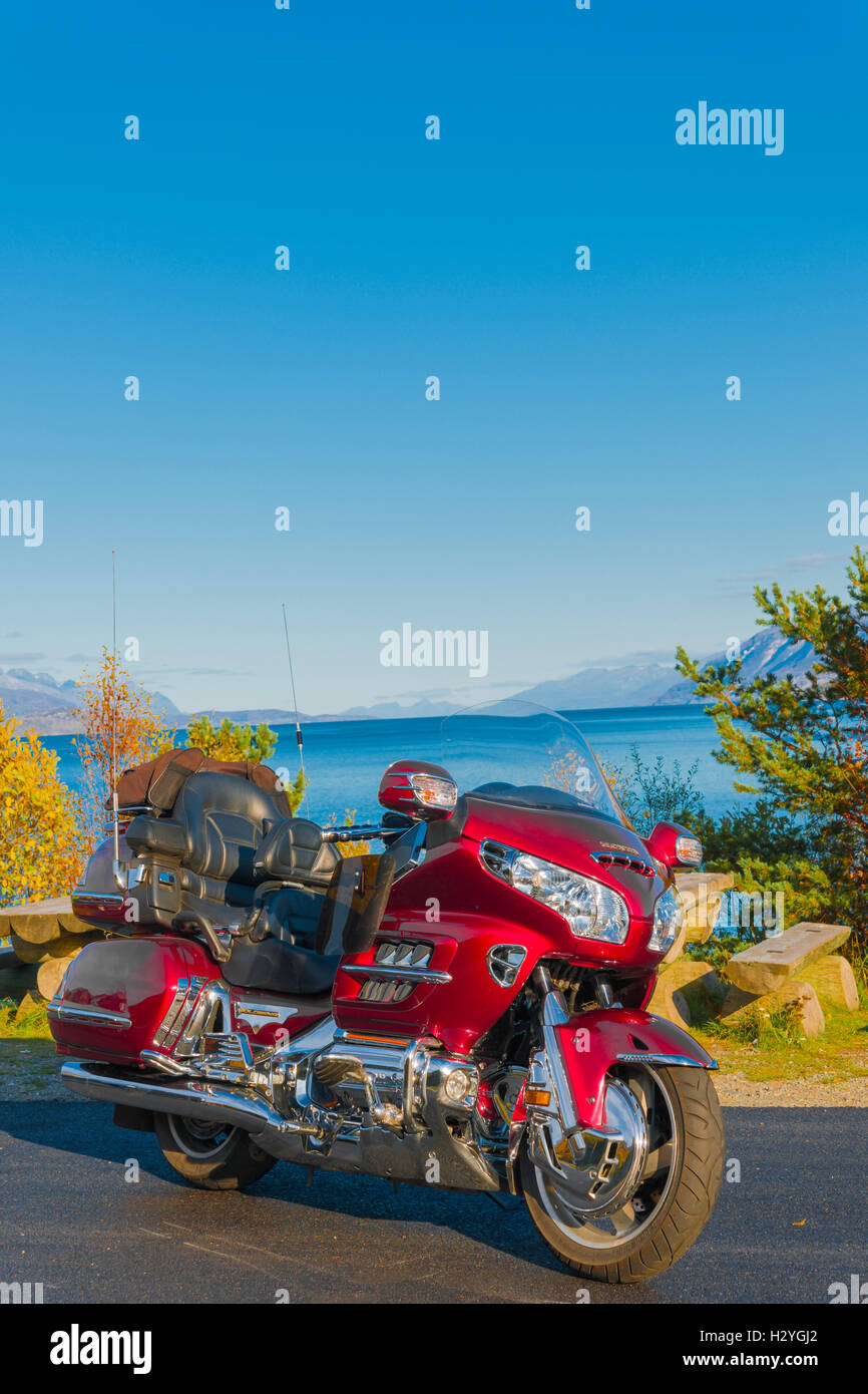 Roten Motorrad durch den Ozean, Troms, Norwegen Stockfoto