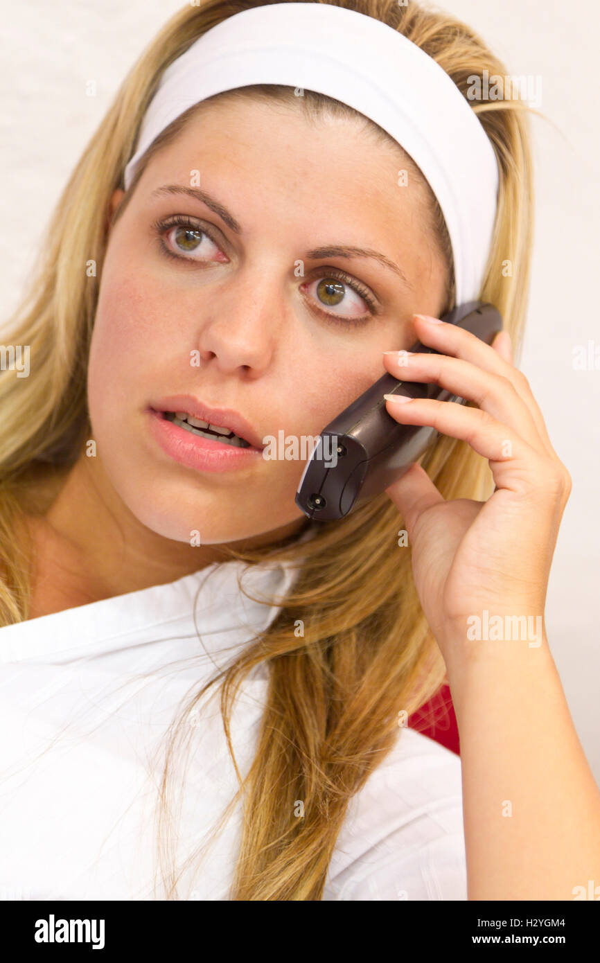Junge Frau am Telefon Stockfoto