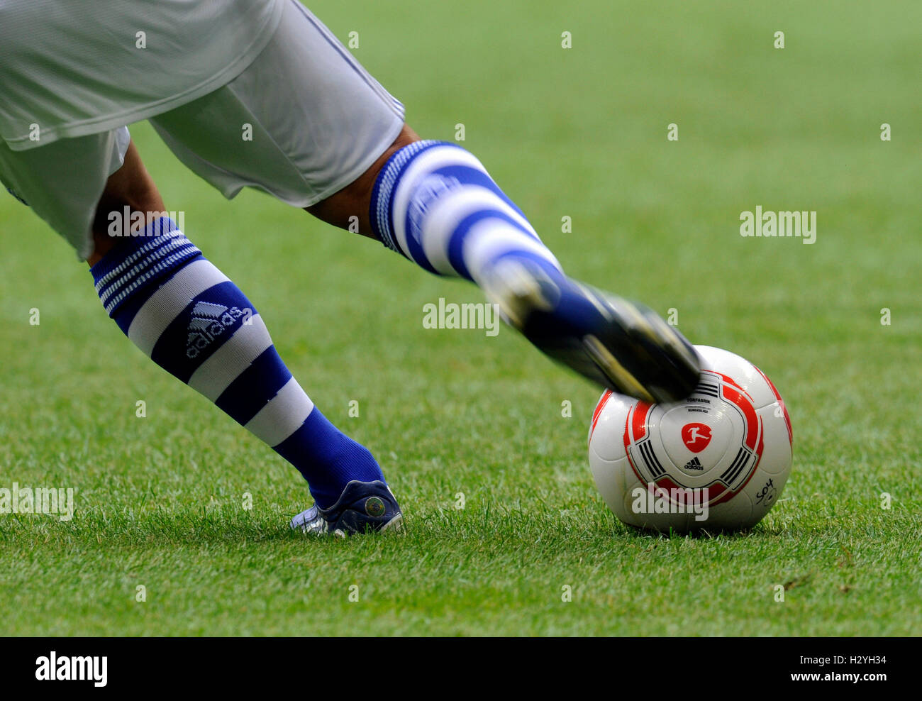 Schalke-Spieler treten eine Adidas-Liga-Ball "Torfabrik", Ziel-Fabrik, Liga Total Cup 2010, Liga total Cup-match zwischen FC Stockfoto