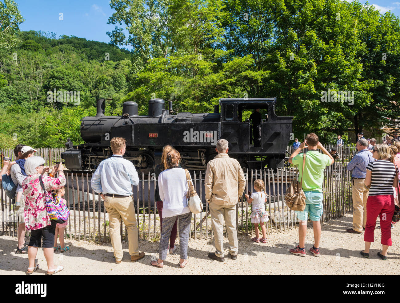 Touristen, die gerade des Plattenspielers auf den touristischen Zug de l'Ardèche trainieren, le Vieux Colombier – Saint-Barthélémy le Plain, Frankreich Stockfoto