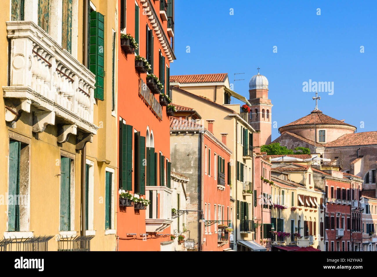 Gebäudefassaden entlang dem Rio Dei Tolentini im Stadtteil Santa Croce-Venedig, Italien Stockfoto
