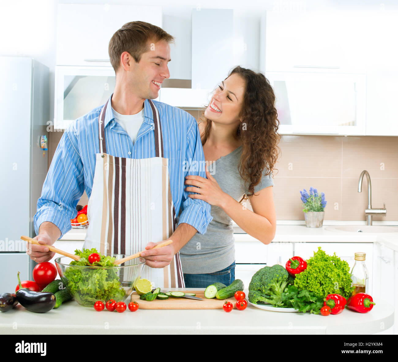 Glückliches Paar zusammen zu kochen. Eine Diät. Gesunde Ernährung Stockfoto