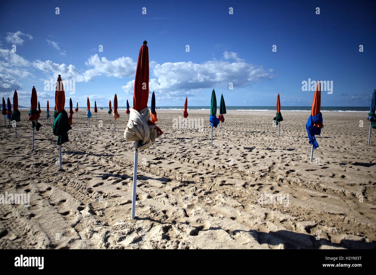 Strand von Deauville Normandie nach dem Ende der Saison mit geschlossenen Schirmen Stockfoto