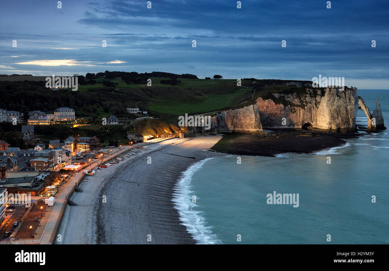 Blick auf Klippen und Strand von Etretat in den Abend Normandie Frankreich Stockfoto