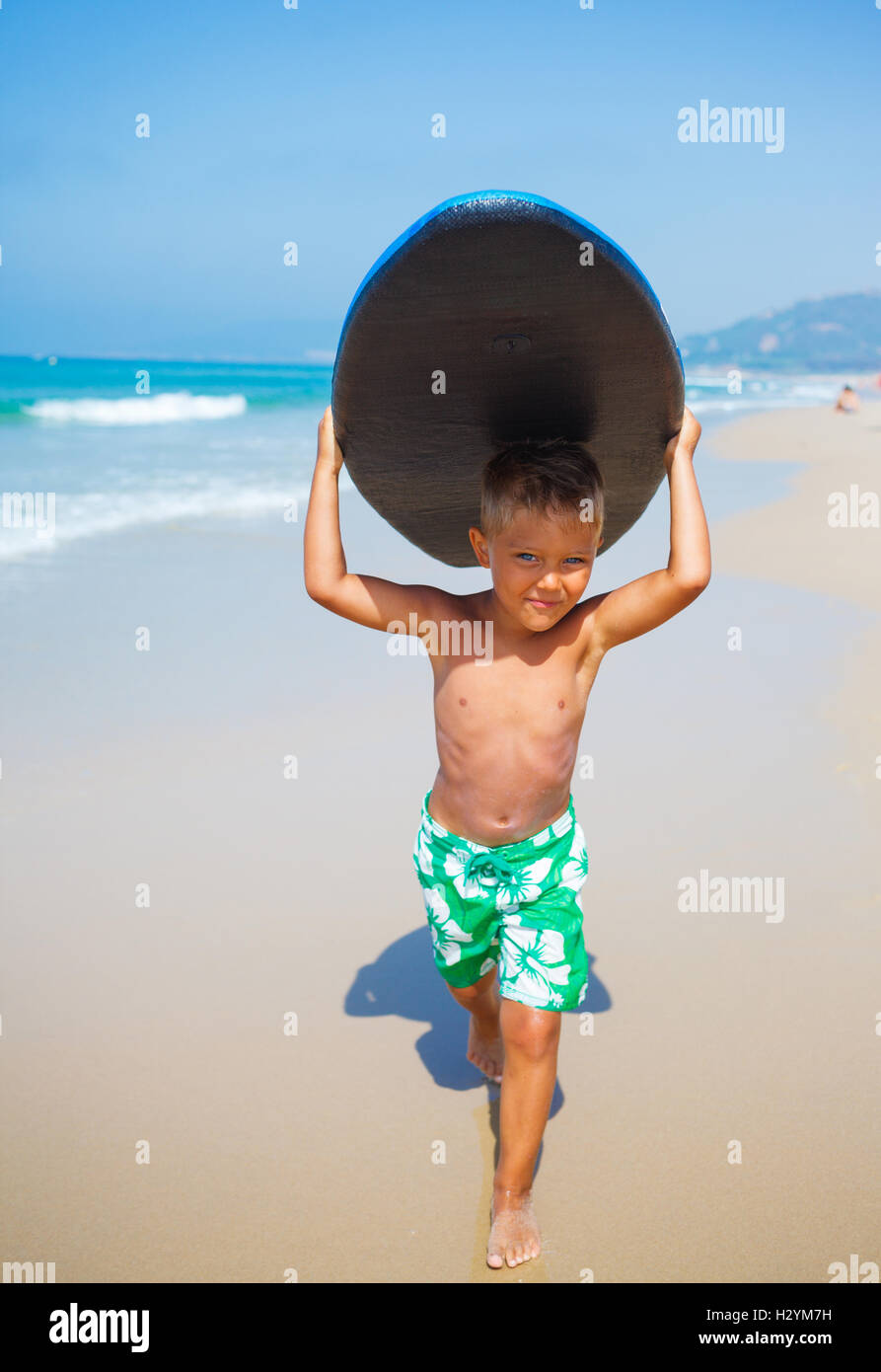 Junge hat Spaß mit dem Surfbrett Stockfoto