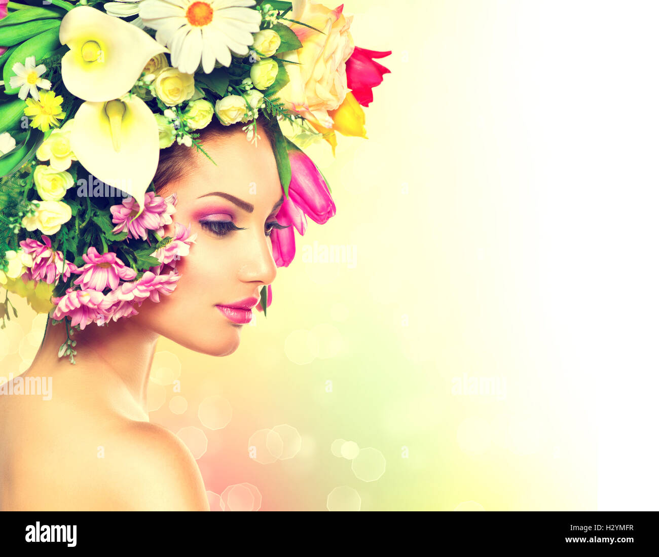 Schönheit Frühling Mädchen mit Blumen-Frisur Stockfoto