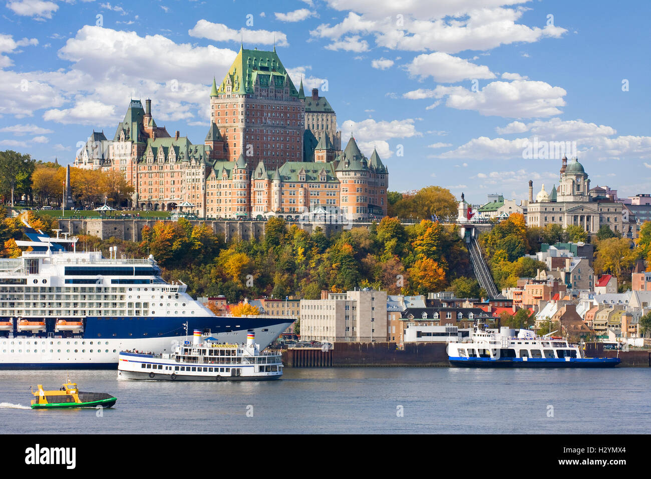 Quebec City Skyline und St.-Lorenz-Strom im Herbst, Kanada Stockfoto