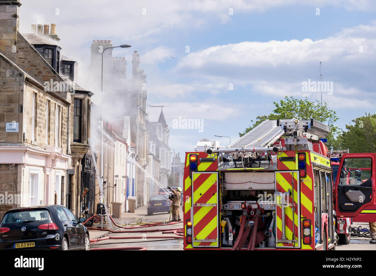 Schottische Feuerwehr Feuerwehrleute kämpfen ein flammendes shop Gebäude in Elie und Earlsferry Fife Schottland UK Großbritannien Stockfoto