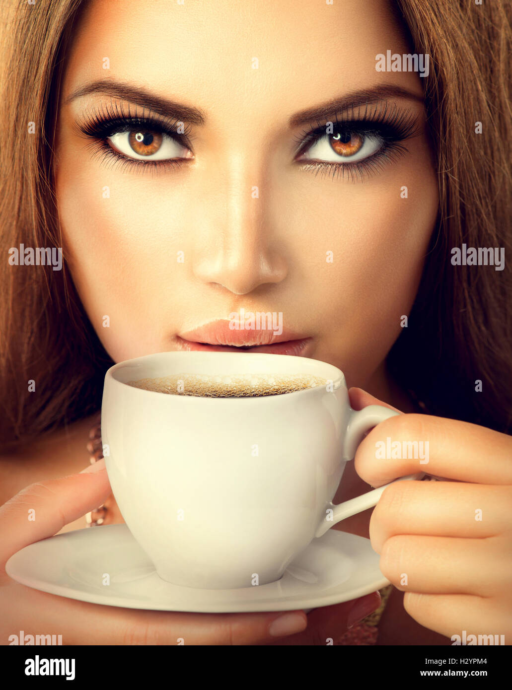 Kaffee. Schöne Sexy Mädchen trinken Tee oder Kaffee Stockfoto