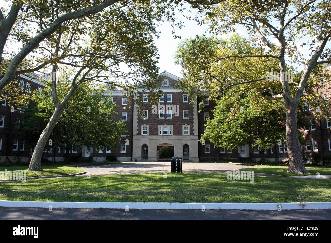 Haupteingang zum Haus Nr. 12 befindet sich im Nolan Park Teil des Governors Island, New York. Stockfoto