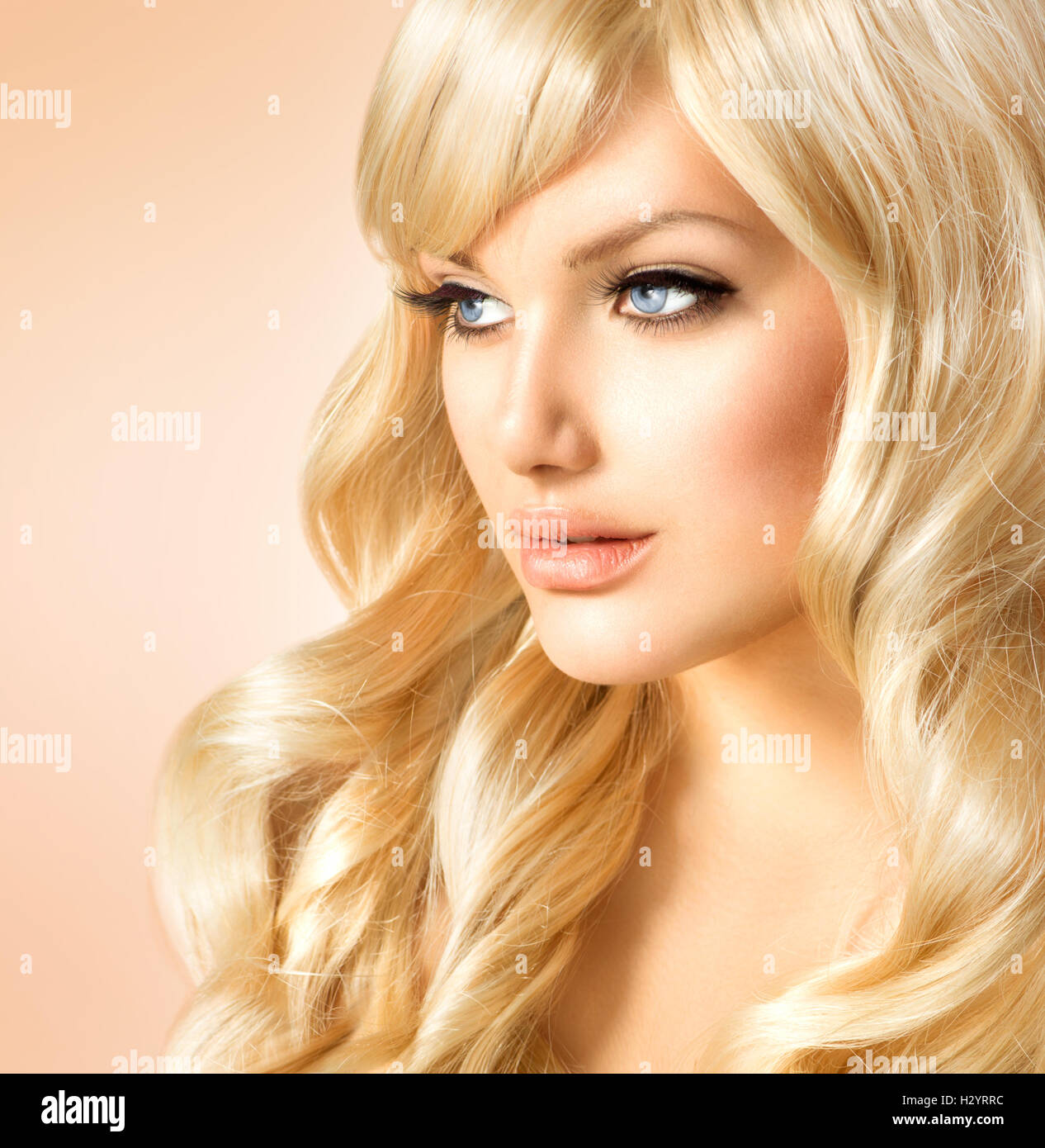 Blonde Frau Schönheit. Schönes Mädchen mit langen lockigen blonden Haaren Stockfoto