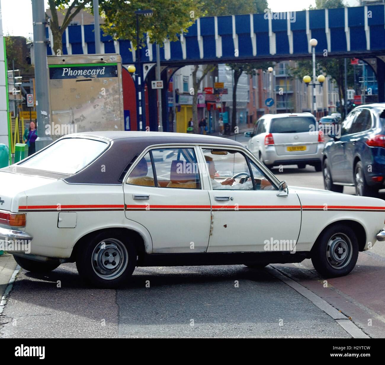 Hillman Avenger aus der Tankstelle in Leyton London Stockfoto