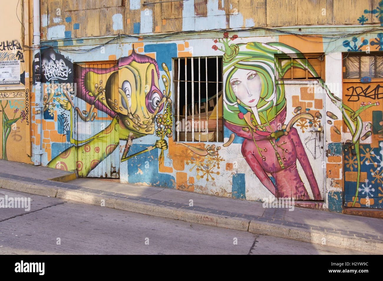 Farbenfrohe Straßenkunst Dekoration Häuser in der UNESCO-Welterbe Hafen Stadt Valparaiso in Chile. Stockfoto