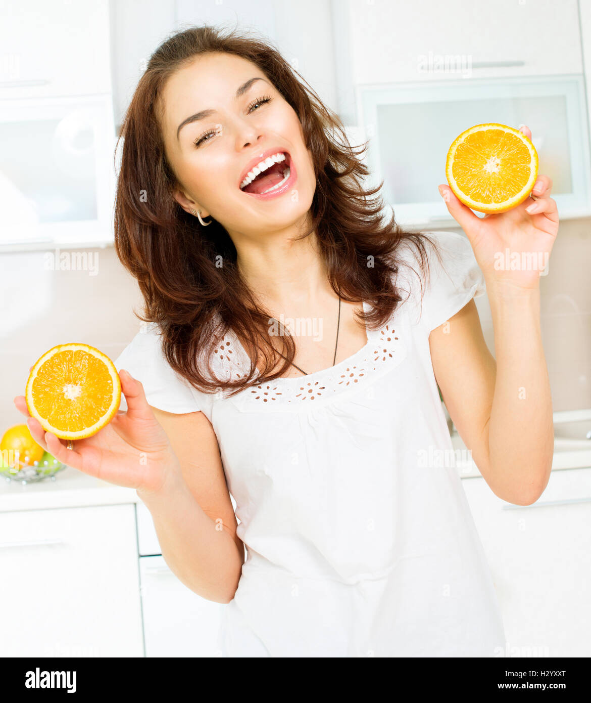 Gesunde, lustige Frau mit Orangen. Ernährung und eine gesunde Ernährung Stockfoto