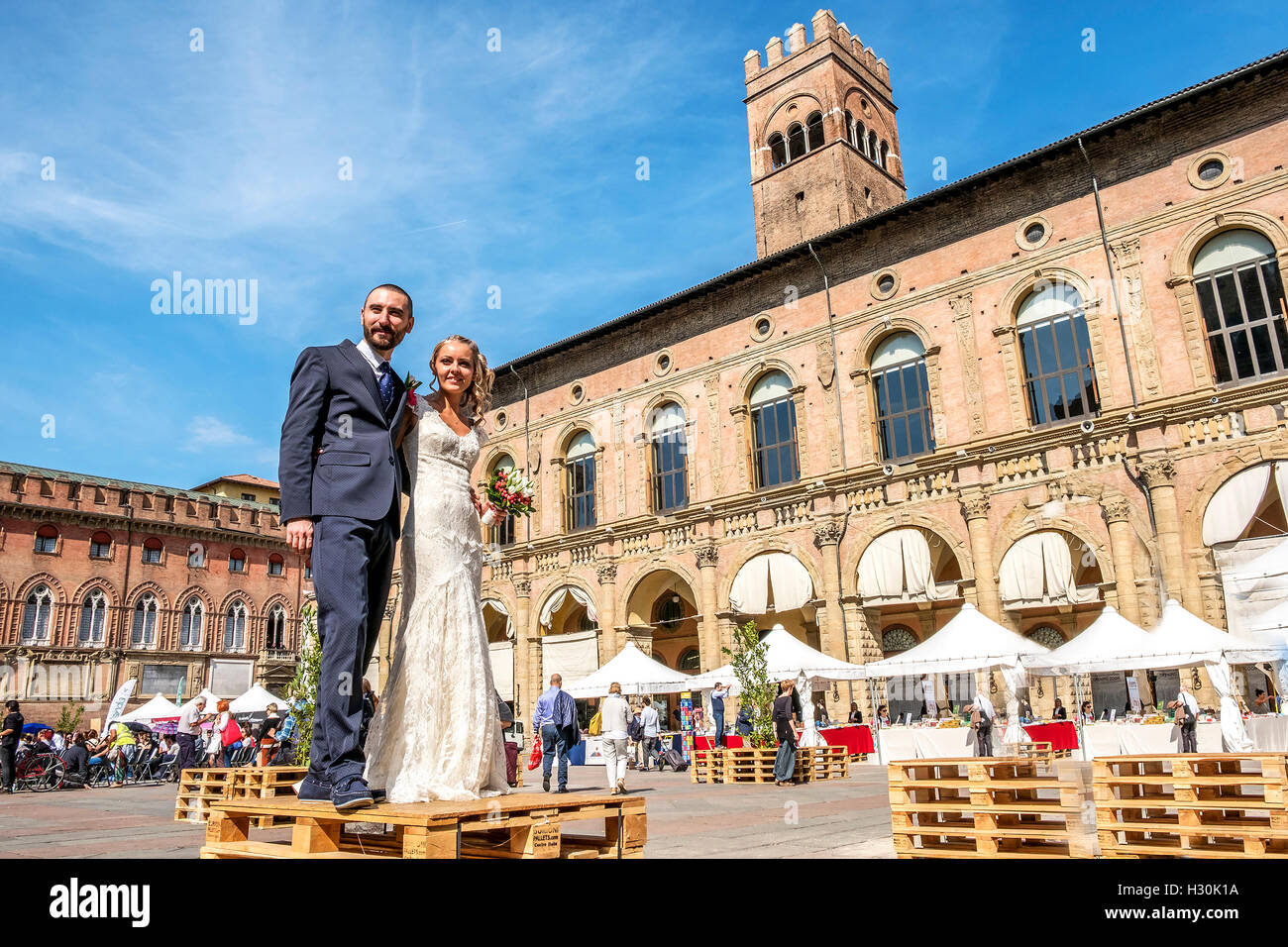 Bologna, Italien Ehegatten heiraten in Italien in Bologna Haupt Platz Piazza Maggiore mit den Pala Stockfoto