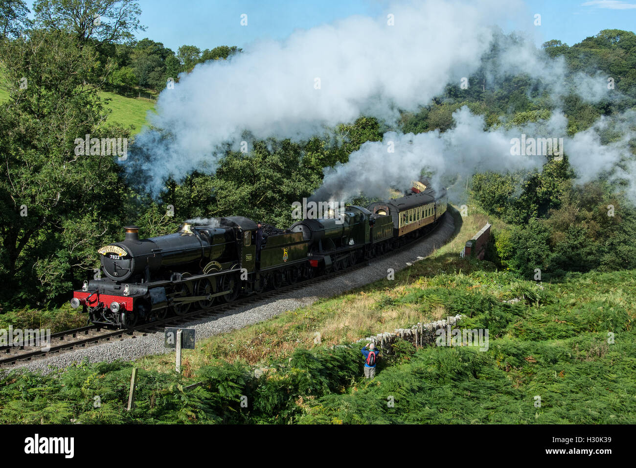 Manor 7822 Foxcote Manor und 2807 bei Darnholme auf die NYMR doppelte Richtung einen Zug auf der Herbst-Gala. Stockfoto