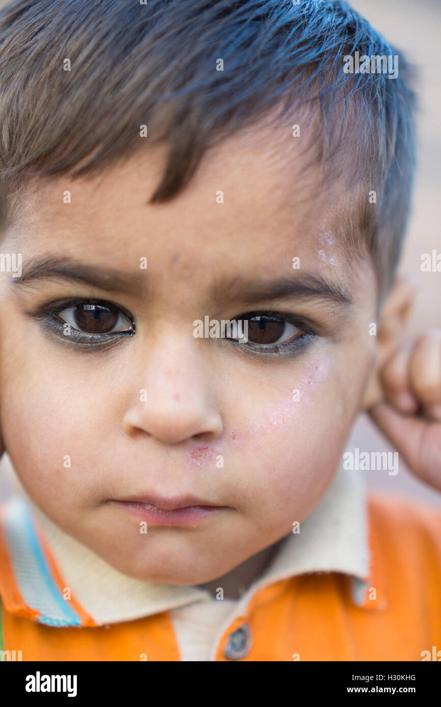 Porträt einer 2 Jahre alten Baby junge im freien Multan, Pakistan Asiens Stockfoto