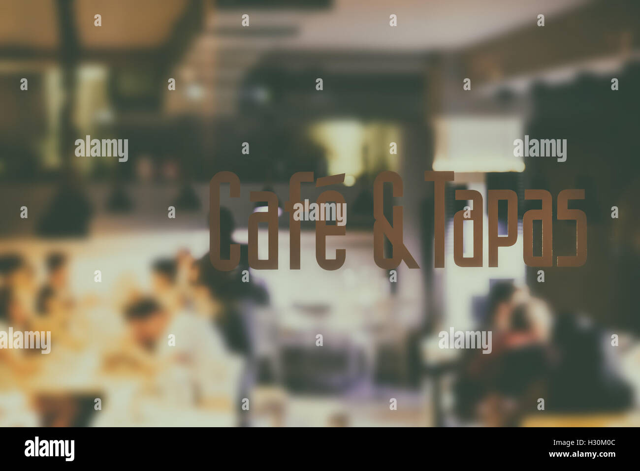 Cafe und Tapas Restaurant Schild mit unscharfen Menschen Hintergrund Stockfoto