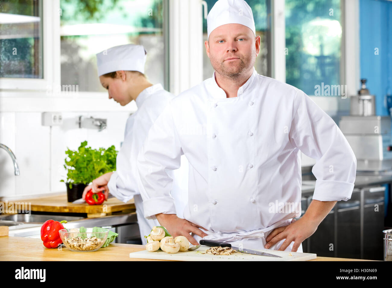 Porträt von zuversichtlich, Koch, Lebensmittel in großen Küche Stockfoto