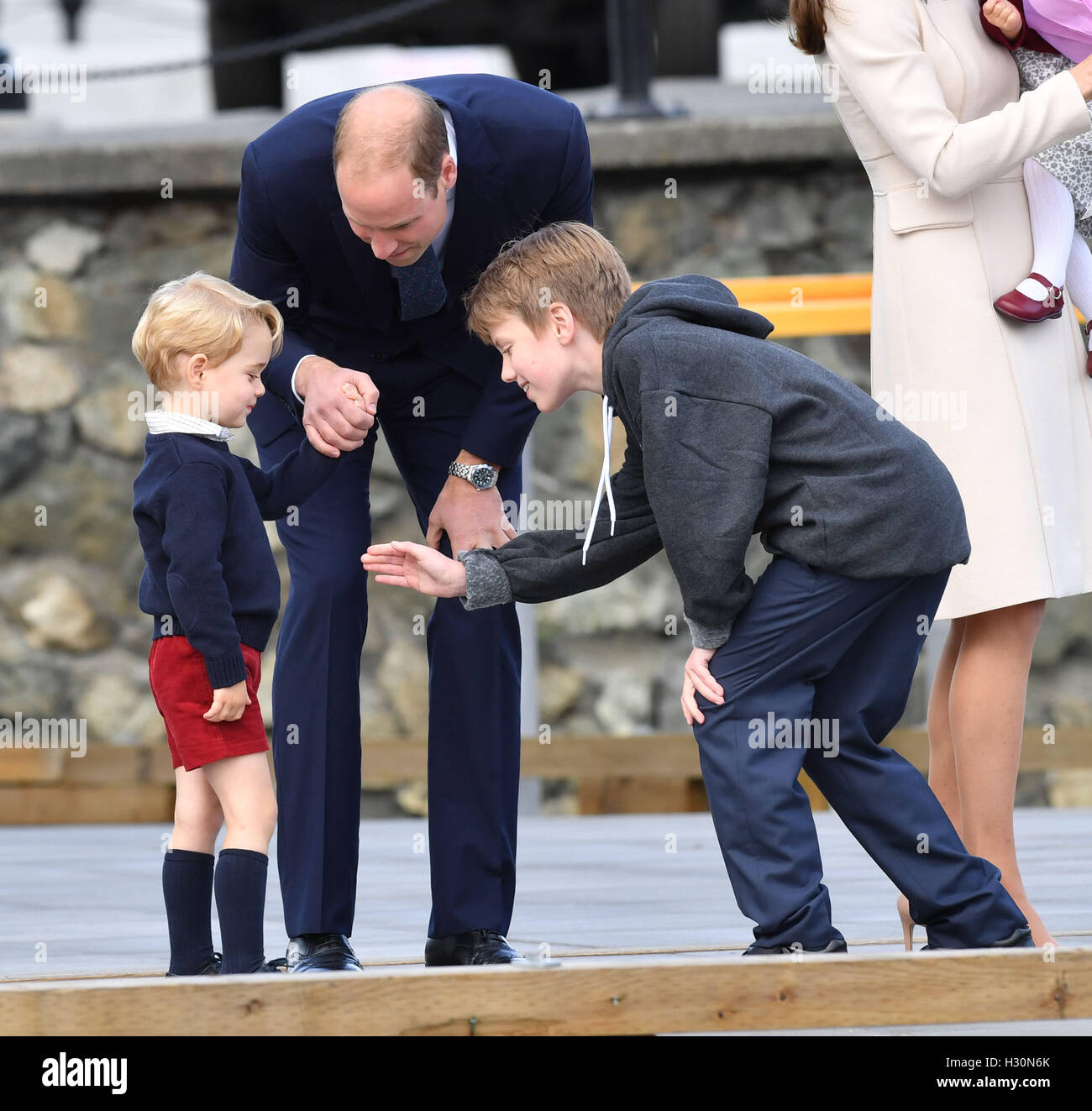 Der Herzog und die Herzogin von Cambridge, Prinz Georg und Prinzessin Charlotte nach einer Zeremonie anlässlich ihrer Abreise am Victoria Harbour Wasserflugzeug terminal in Victoria während der Royal Tour of Canada. Stockfoto