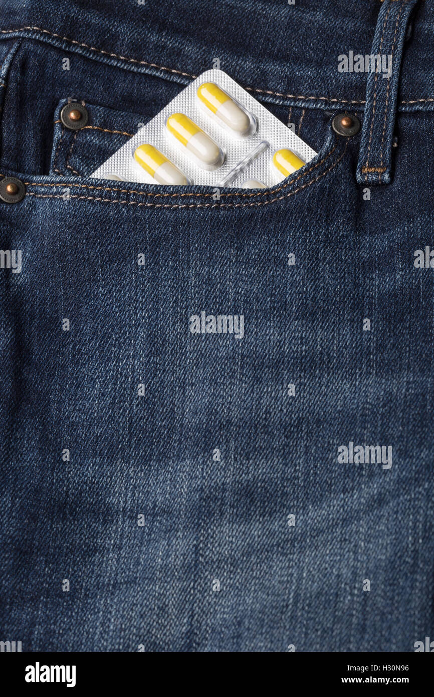 Blister Packung Pillen in Jeans-Tasche Stockfoto