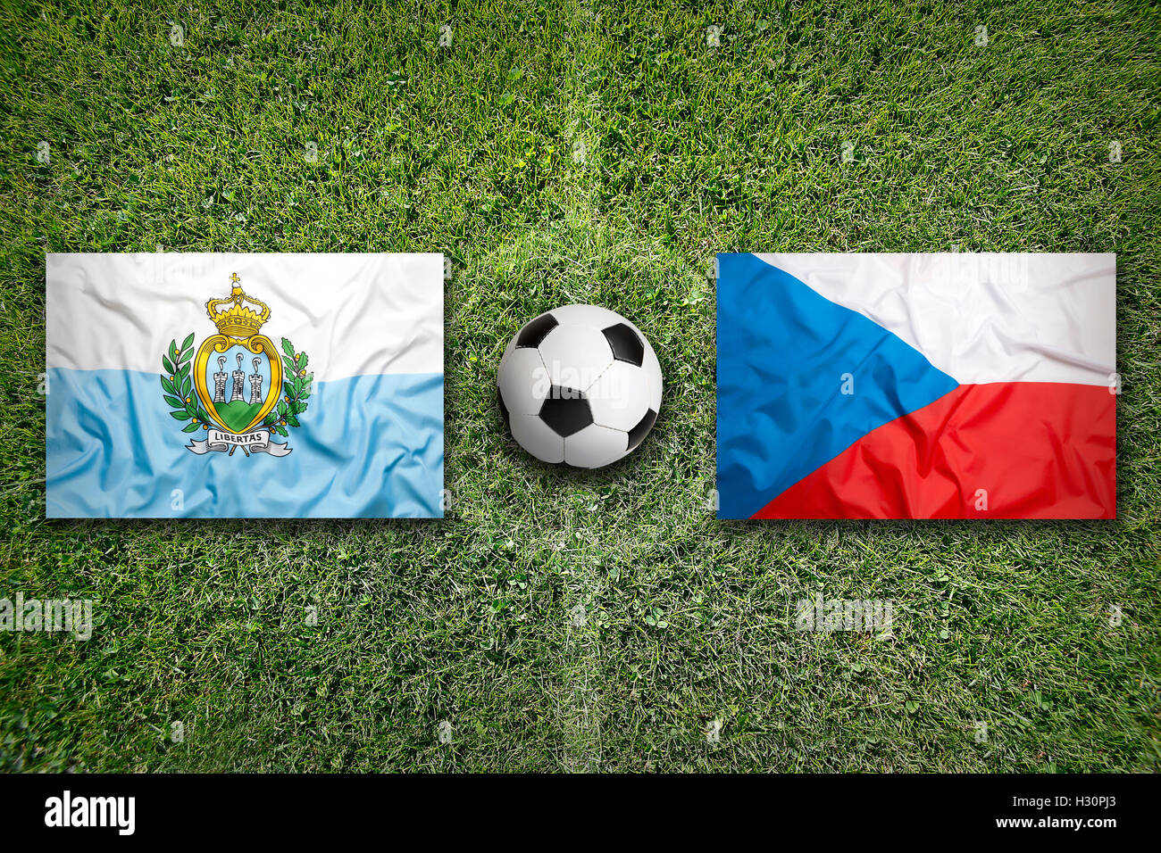 San Marino vs. Tschechische Republik Flaggen auf grüne Fußballplatz Stockfoto