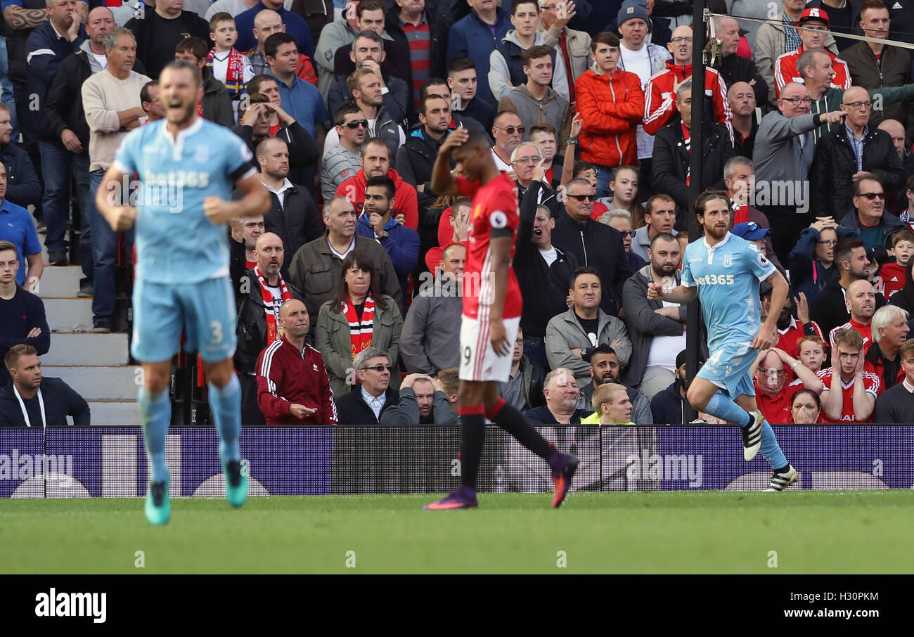 Stoke City Joe Allen (rechts) feiert scoring seiner Seite das erste Tor des Spiels während der Premier-League-Spiel im Old Trafford, Manchester. Stockfoto